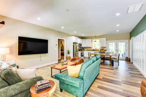 Anderson House | 1 Mi to Lake Hartwell: Updated Retreat w/Patio!