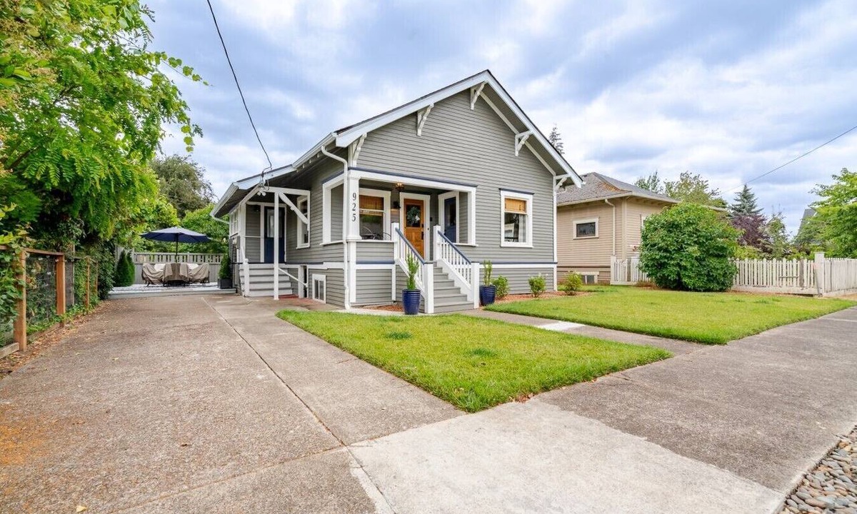 Albany House | 1910 Craftsman on Walnut