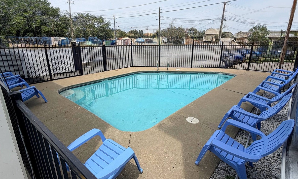 Hampton Apartment | 2 bedrooms with a shared pool. apt4