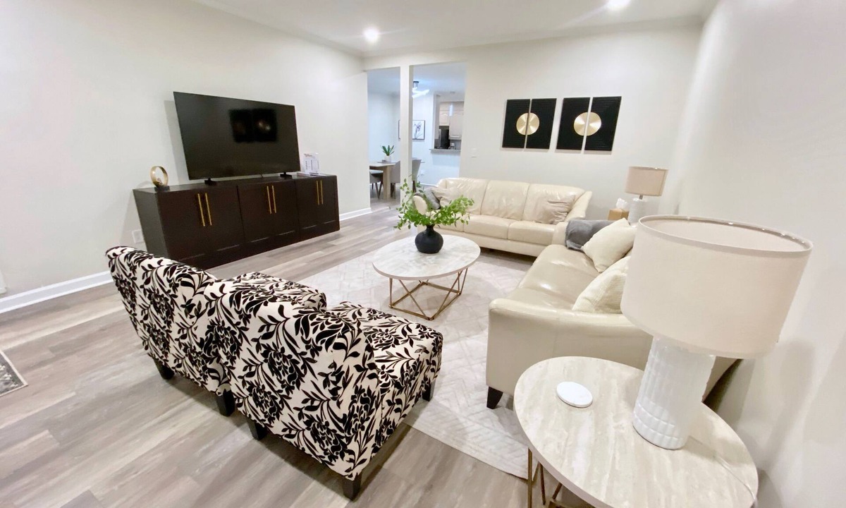 Greenville Downtown Condo | 2 Bedrooom Condo on Main Street. Downtown, Newly Renovated, & Chic