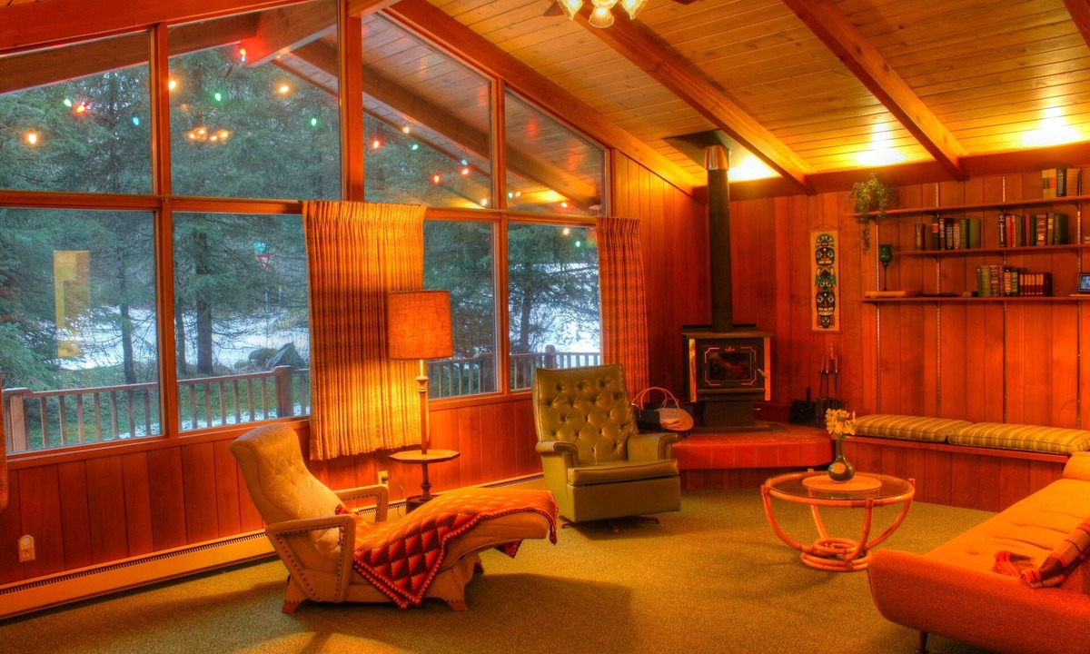 Alyeska Ski Chalet | 2 blocks to ski lifts! 9 person hot tub! Walk to XC ski, Restaurants & Brewery!