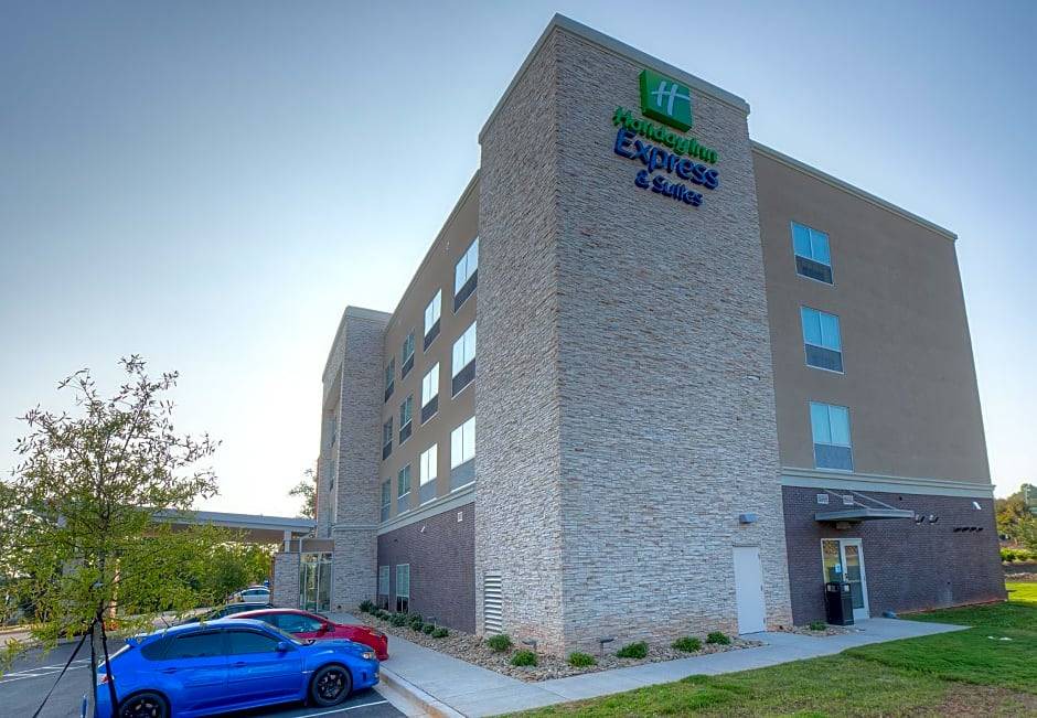Fort Mill Hotel | 2-Star Hotel ∙ Holiday Inn Express & Suites - Fort Mill, an IHG Hotel