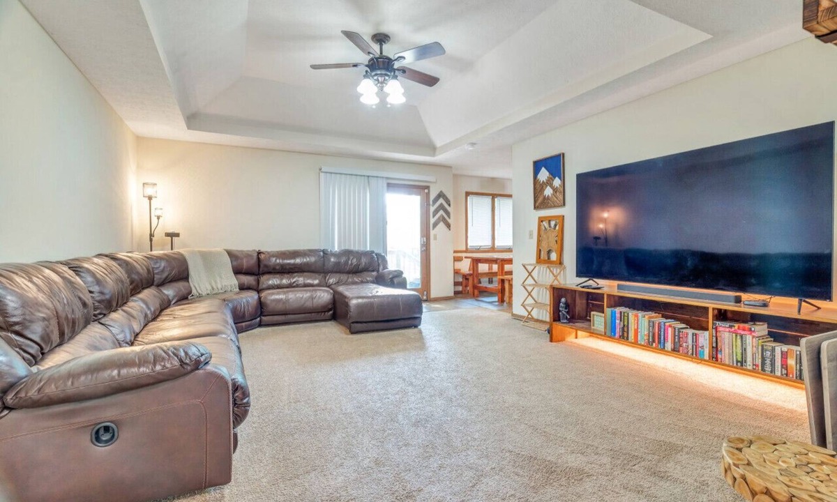 Doling House | 2805 N Summit Ave · Relax at the Summit - 3bd, 2b