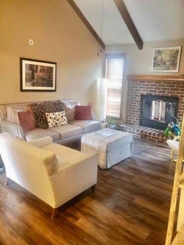 Shawnee Apartment | 2bd condo w pool view deck 15mn from Kansas City