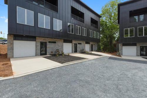 Easley House | 2BR 2 & Half Downtown Oasis Full Kitchen Pet Friendly