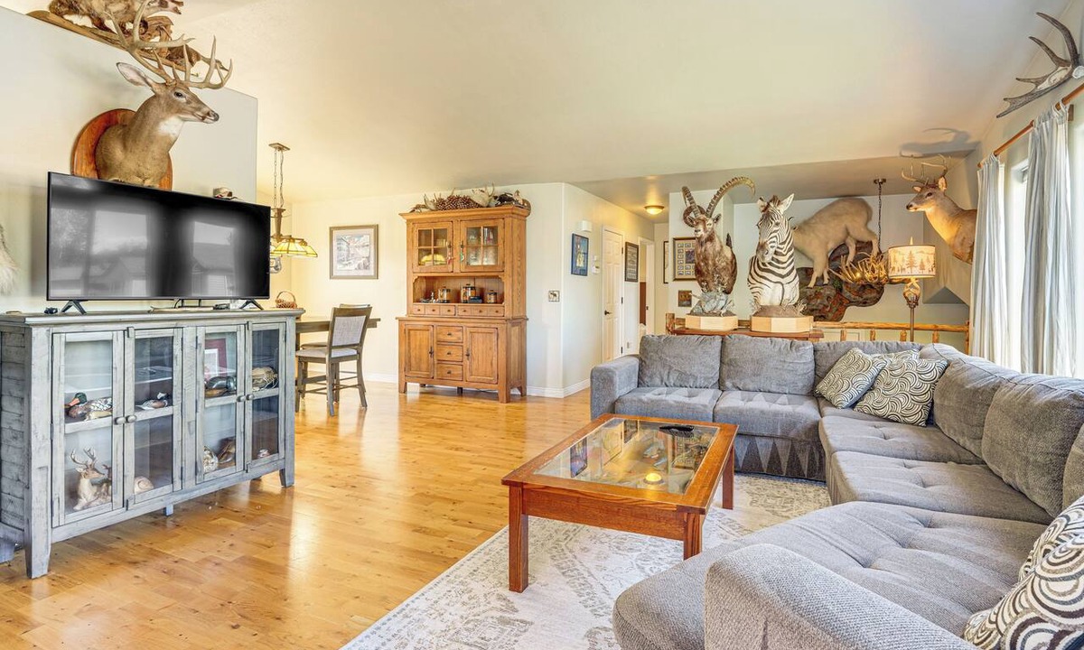 Abbott Loop House | 3 Mi to Alaska Zoo! Anchorage Adventure Basecamp