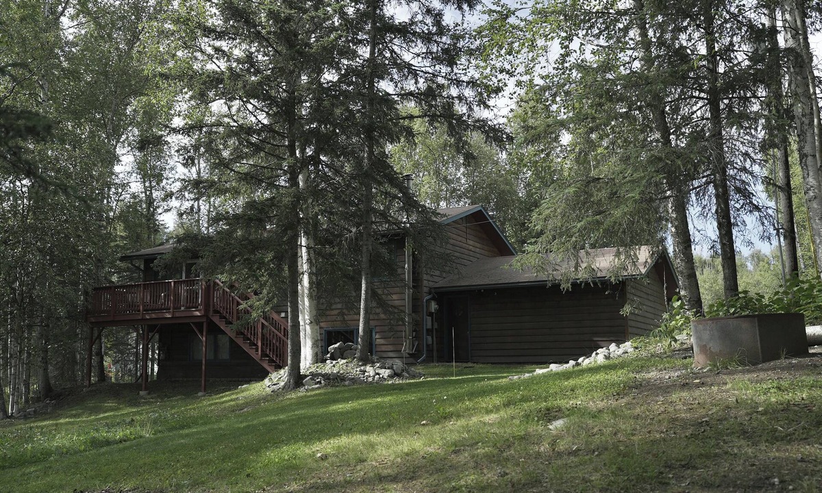 Meadow Lakes House | 3BD/2BA Hideaway Cabin-Style Escape in the Heart of Alaska