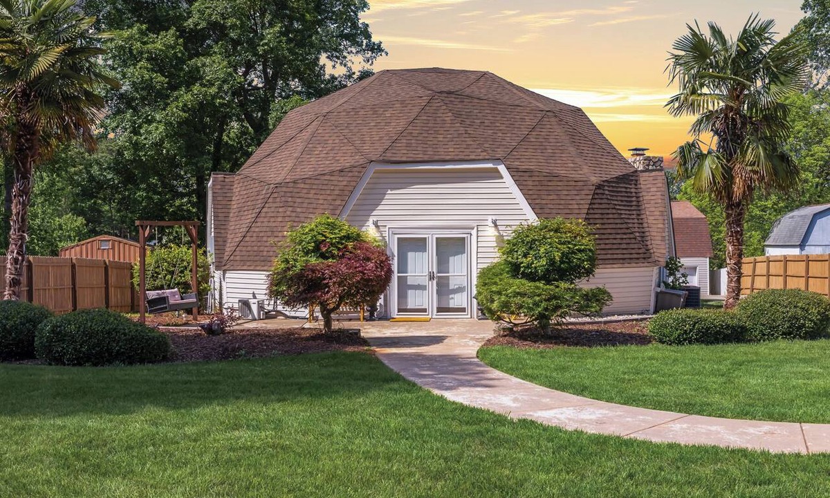 Denver House | 3Br Dome Shaped Home w/Fenced Yard, Tiki Bar, Kayaks & Sleeps 10. Pet Friendly
