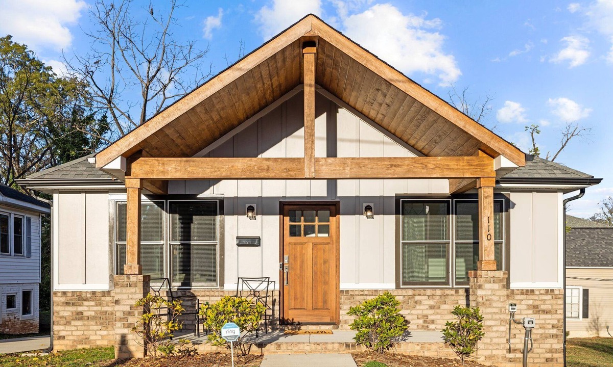 Salisbury House | 3BR Walkable Downtown Retreat ~ King Bed + Porch