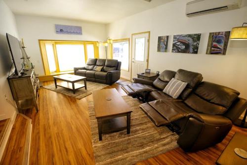 Back Loop House | 3BR with king beds near Auke Bay & Glacier