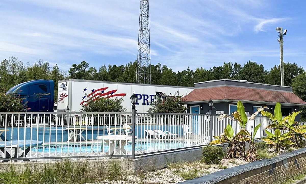 Ridgeway Hotel | 4 Affordable Rooms near I-77 in Ridgeway | Free Parking & Seasonal Outdoor Pool