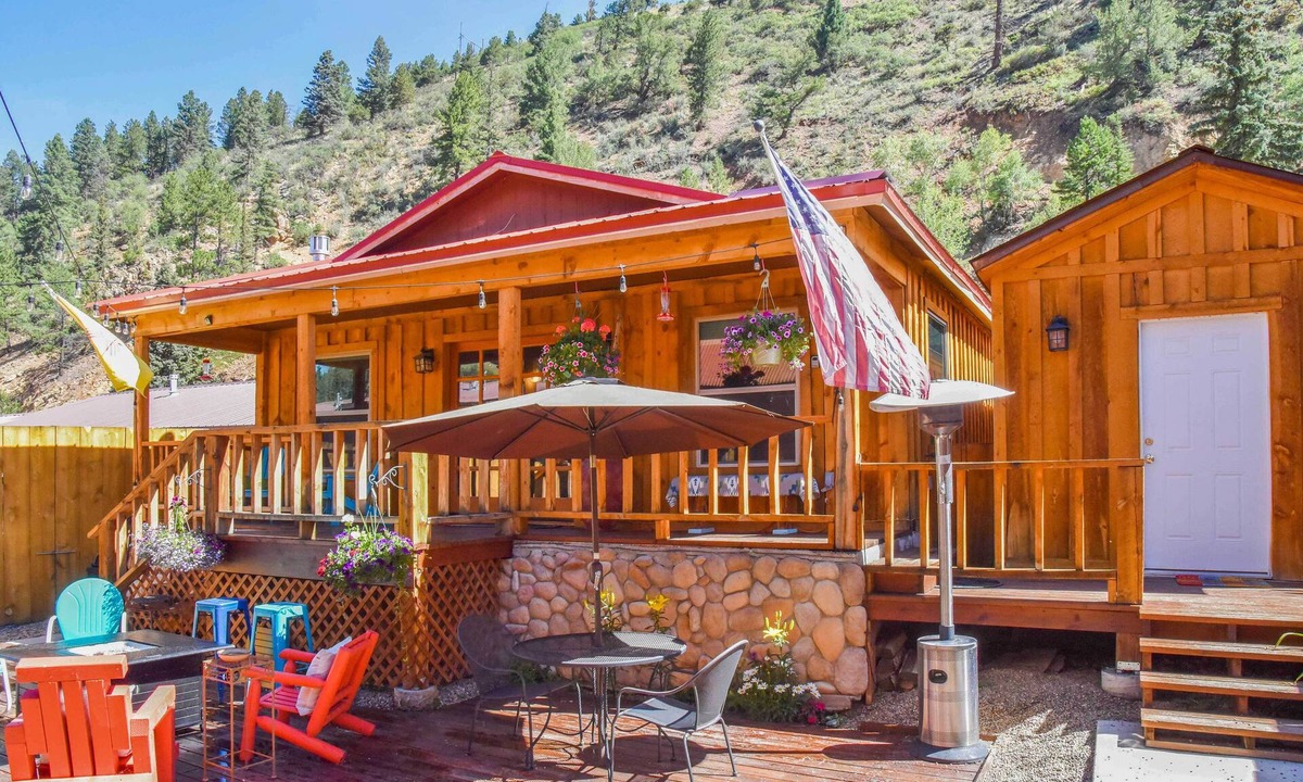 Red River House | 4 Units in Red River: Mtn Views, Steps to Main St