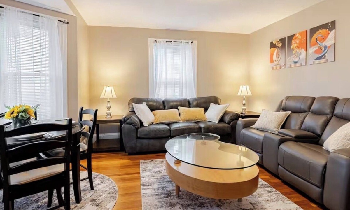 Norwood House | 4BR Family Vacation Home Near Boston Gillette Stadium Free Parking