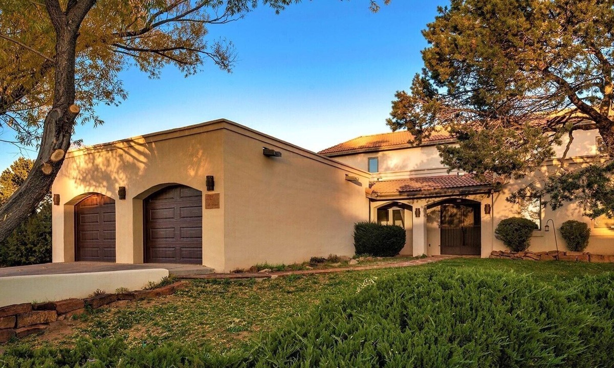 Santa Fe House | 5bd, 3.5bath home - family & pet friendly, 11 min to downtown area, fireplaces