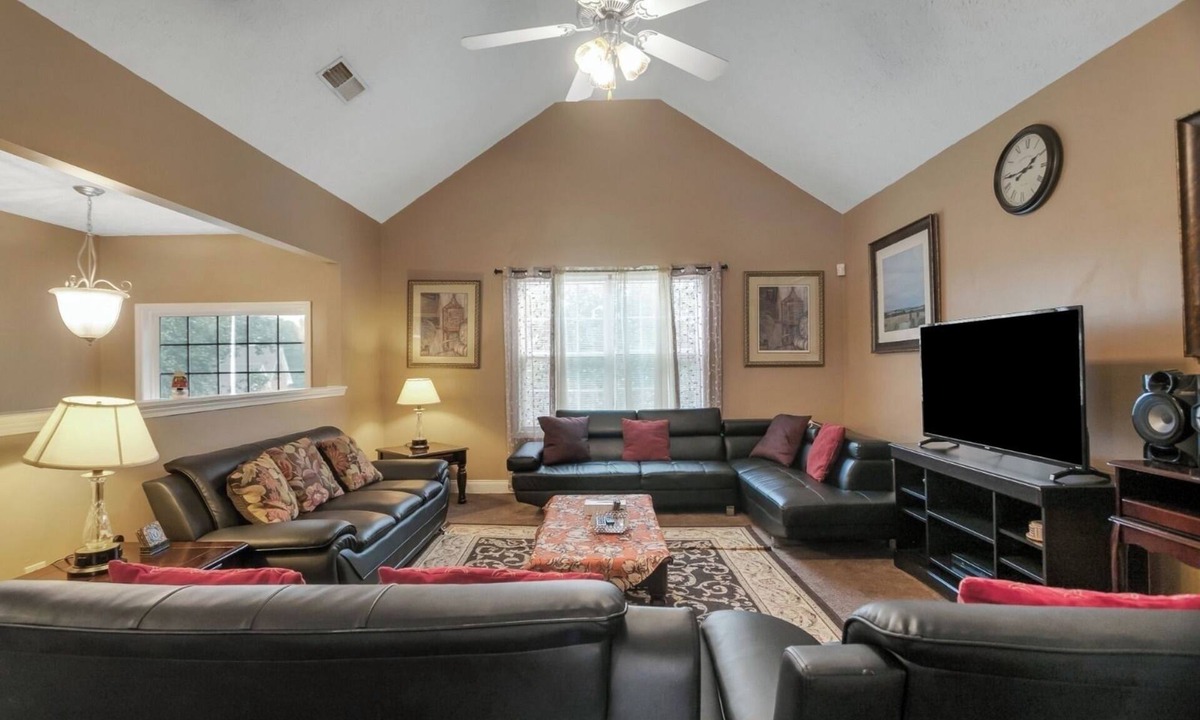 Locust Grove House | 6BR Home Spacious Yard + Grill Peaceful Suburb
