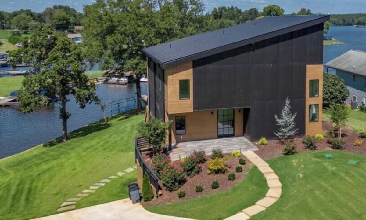 Eatonton House | 6BR Lakefront Mansion | Private Dock, Kayaks, & Gym!