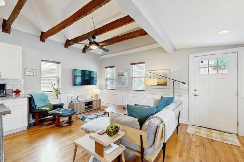 Westside House | 9 1 2 F Street - 30 Day Rental