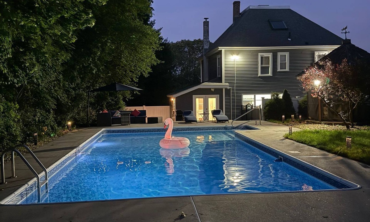 Dracut House | A Charming House with Private Pool & BBQ Area
