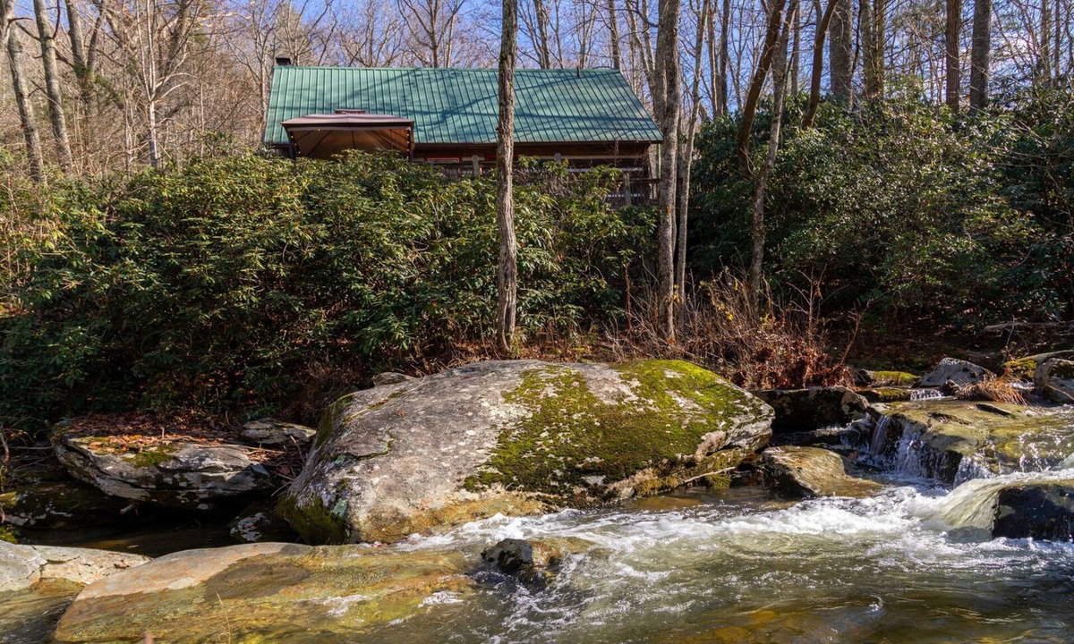 Boone Cabin | A River Runs Through It Quaint cabin on Watauga River with Hot Tub Perfect quiet getaway