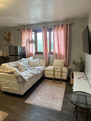 Airport Heights Community Council Bed & Breakfast | A Touch Of Pink On 16th Ave