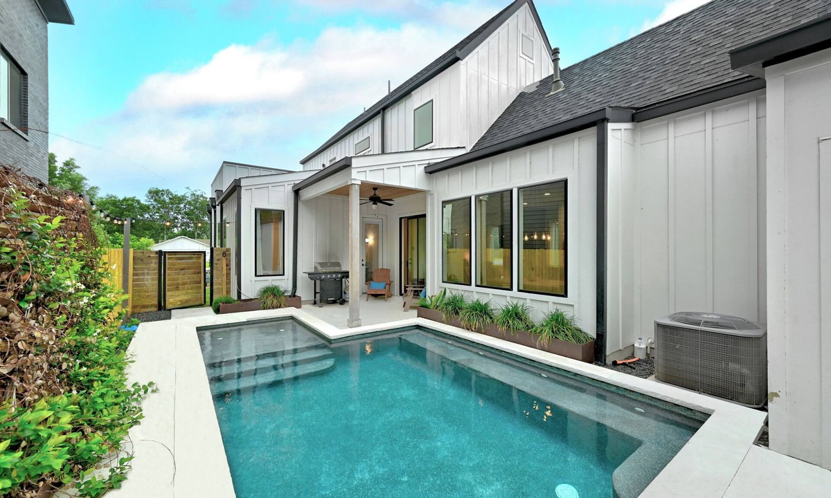 Georgetown House | Actually walkable to Georgetown Square with a private heated pool!