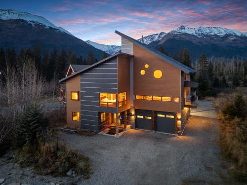 Alyeska House | Alaska Slopes - Hot Tub, Gym & Guest House