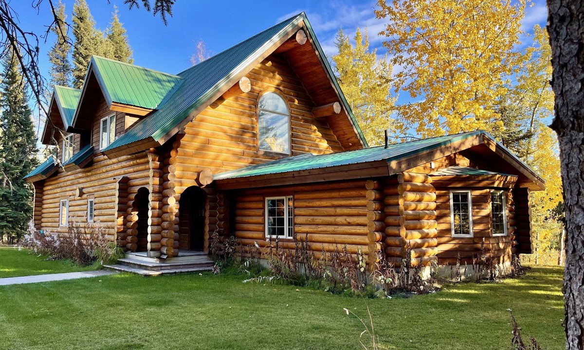 Fairbanks Cabin | Aurora Luxury Lodge with 8-Person Jacuzzi · Cedar Sauna · Near UAF + Airport