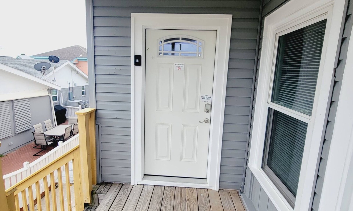 San Jacinto Apartment | Beach apt, beach one block away, Cruise terminal minutes away!