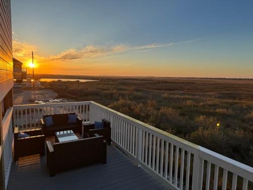 Port Bolivar House | Beach House with Breathtaking Sunsets - Perfect for Couples and Families!
