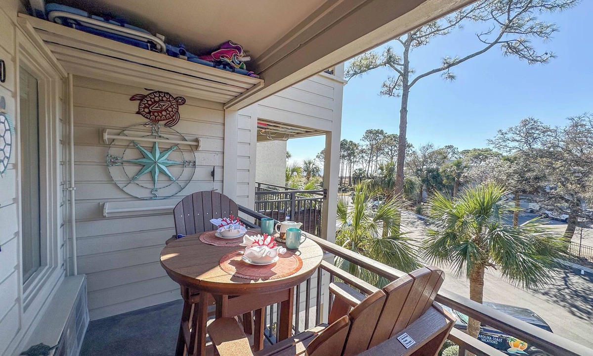 Hilton Head Island Villa | Beachfront Couples Coastal Getaway Renovated I Pool I Balcony I AC Oceanviews