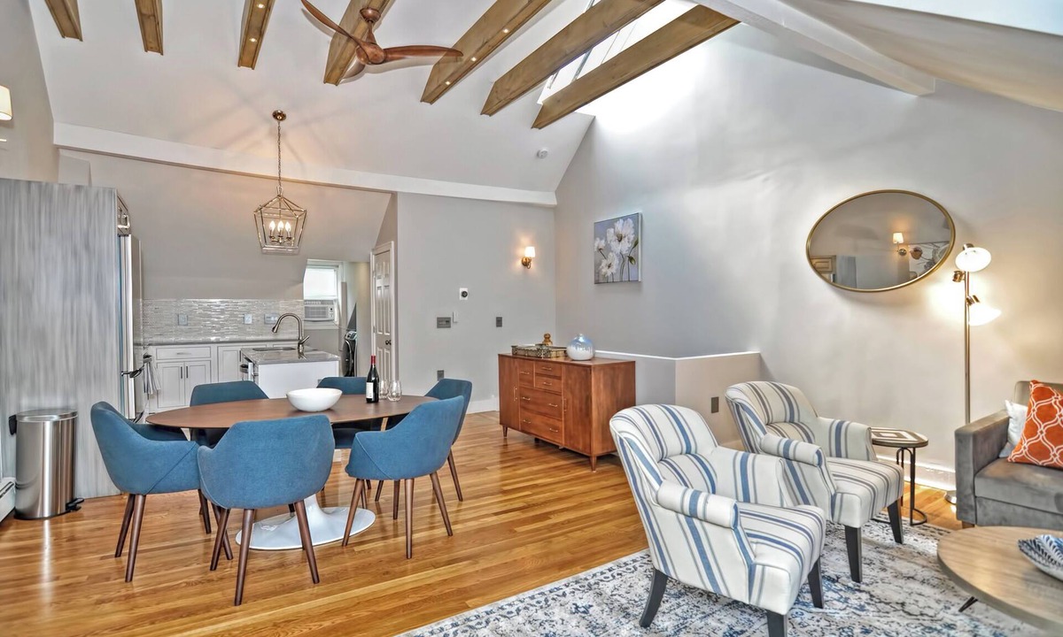 Beacon Hill Apartment | Beacon Hill Penthouse, Stately 2-bedroom apartment with AC, WiFi near MGH