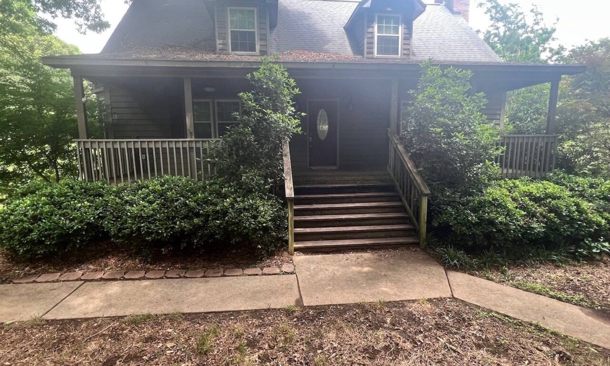 Easley House | Beautiful family friendly 5-bedroom house with AC on wooded lot near Table Rock.