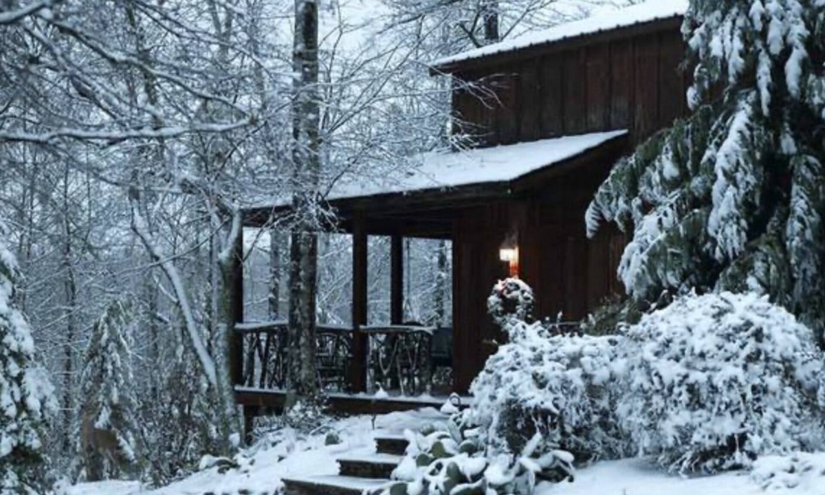 Welcome Cabin | Beautiful lodge on 15 acres of land with a river trail. 10 mins to Greenville.
