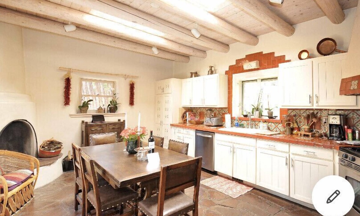 Historic Eastside House | Beauty and Comfort- Location-Enclosed Patio-Hot Tub - Last Min.449nt!