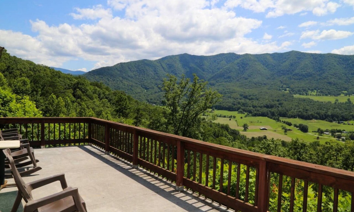 Townsend Cabin | BEST VIEW IN THE SMOKIES - Huge Group Lodge - Hot Tub/Game Tables/WIFI