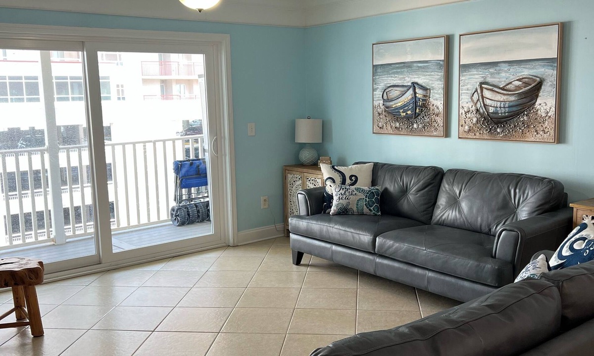 Crescent Beach Villa | Big LUXURY Penthouse villa with stocked kitchen,WiFi Pool/Hot tub,comfy beds.