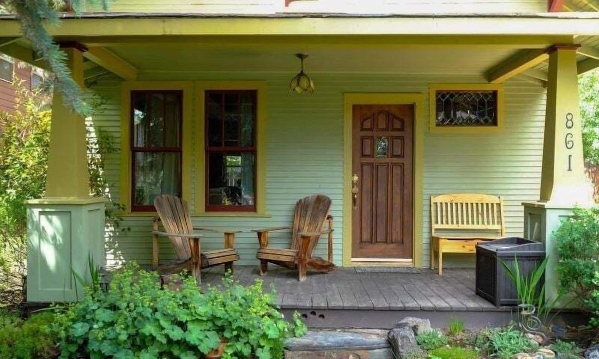 River West House | Bluebird Day - Lavender Cottage, Experience cozy comfort in scenic Bend, OR.