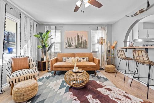 Merriam House | Boho Lounge - Pet Friendly Home Close to I-35 & KC