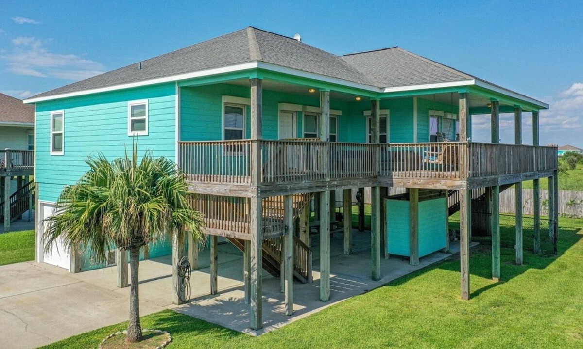 Crystal Beach House | Bolivar Breeze 3 Bedroom Home by RedAwning