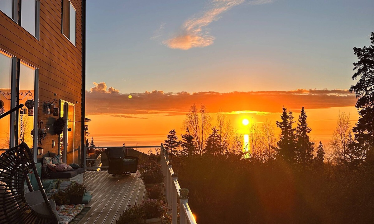 Rabbit Creek Bed & Breakfast | Boreal Sunset Flower Room
