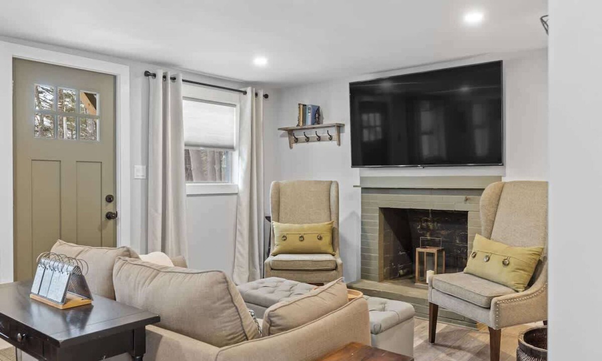 Bradford House | Breakwater Cottage 1 Bed 1 Ba, Private Pond Deck