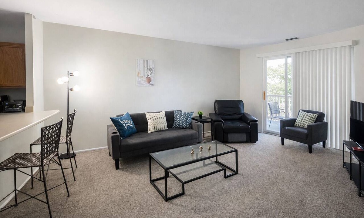 Foxcroft Square Apartment | Bright 2BR | Cherry Blossom View | Balcony