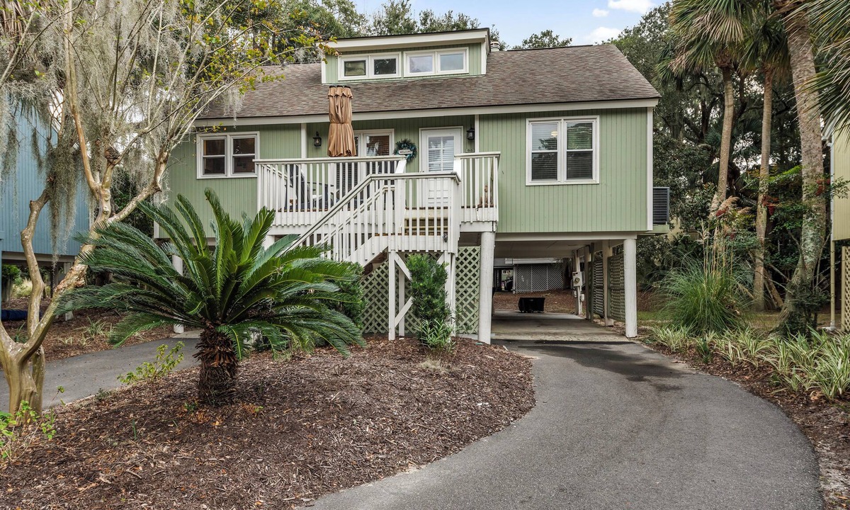 Tarpon Pond Cottage | Bright Cottage! Bike to Beaches! Sleeps 8! Amenity access included! 2 dogs allowed