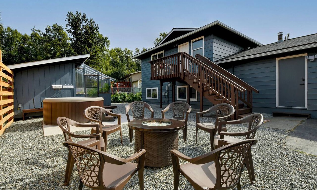 Northeast Anchorage House | Bright, spacious 5 bedroom 2.5 bathroom home with hot tub & great outdoor space!