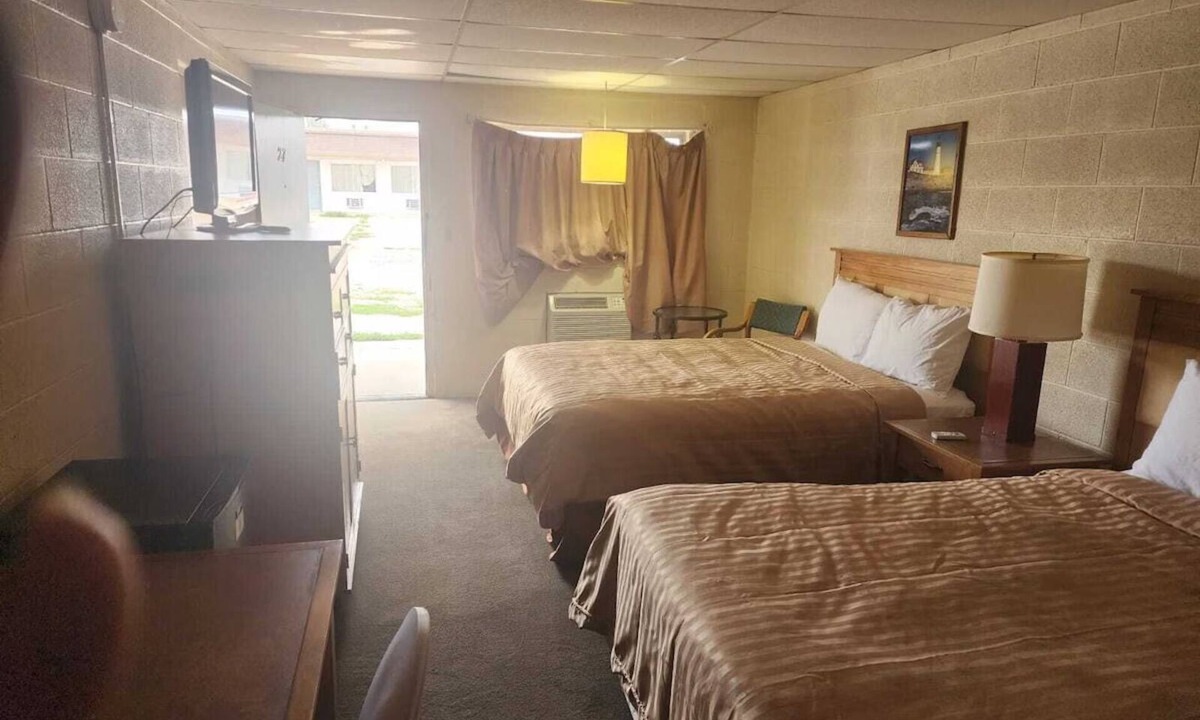Quinter Hotel | Budget-Friendly Stay w/Comfortable Beds + Convenient Highway Access - 2 Units!