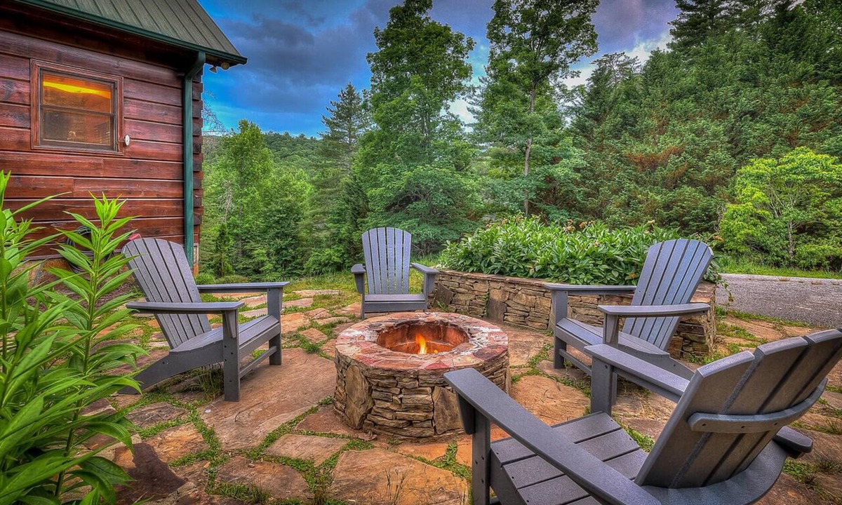 Blairsville Cabin | Cabin with 3 bedrooms, game room, sunrise & mountain views!