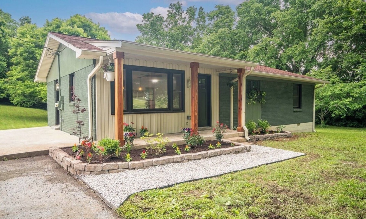 Franklin House | Carters Creek Cottage just minutes away from Franklin, Leipers Fork, South Hall.