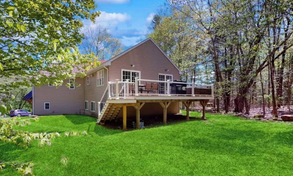Tolland House | Casa del Bosco - Private Woodland Retreat by Lake - Game Room