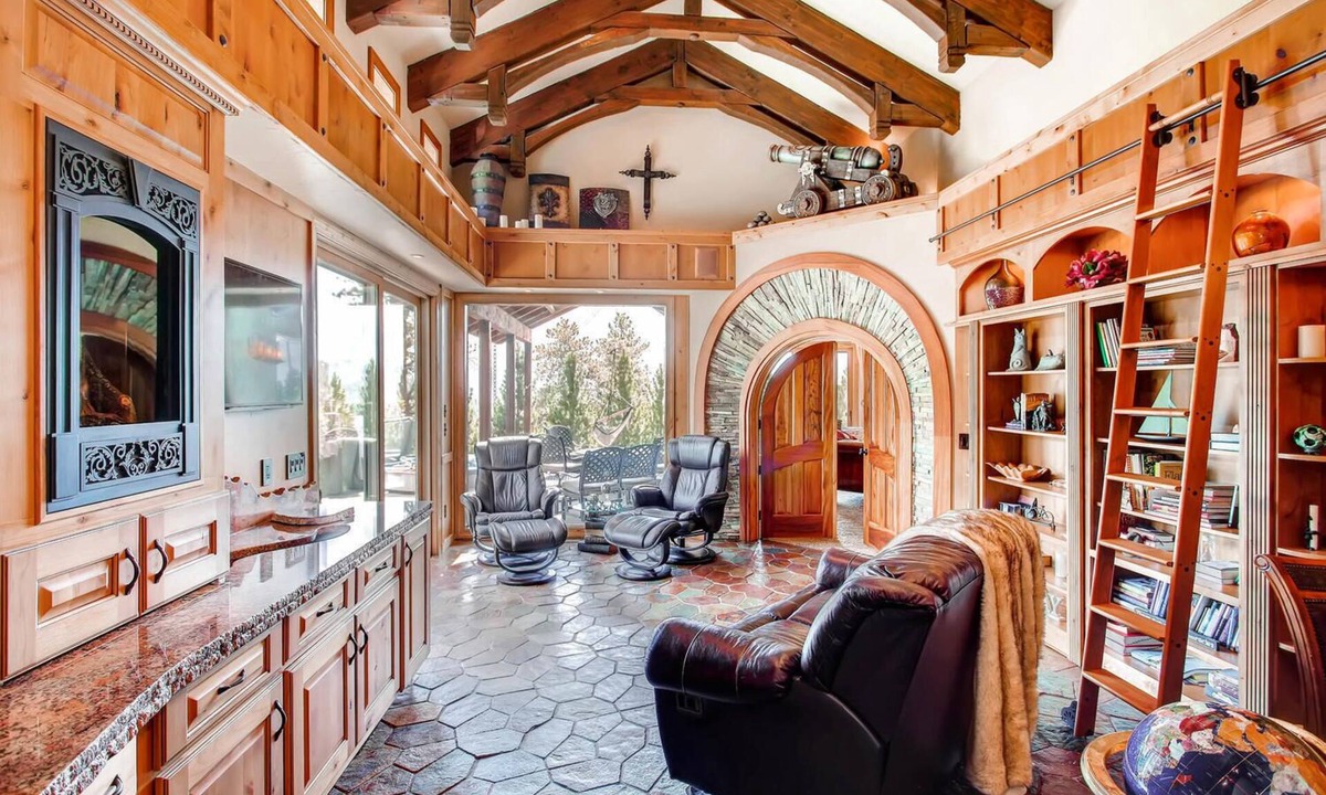 Woodland Park House | Castle with Pikes Peak Views & Hot Tub Bus. license #008672