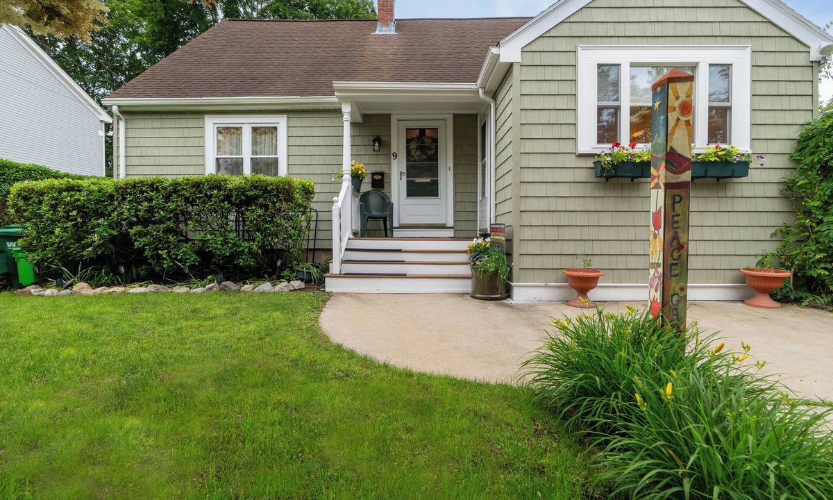 West Medford Apartment | Charming 1-bedroom well located Garden Apartment in Historic West Medford
